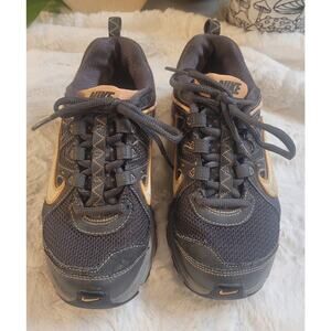 Nike Air Alvord 9 trail running shoes in a gray and orange colorway, size 6